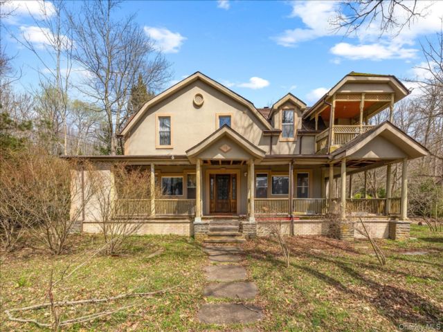  9 BR,  4.00 BTH &nbsp;Colonial style home in Highmount