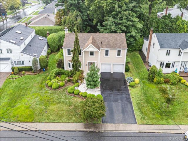  4 BR,  3.00 BTH &nbsp;Colonial style home in Manhasset Hills