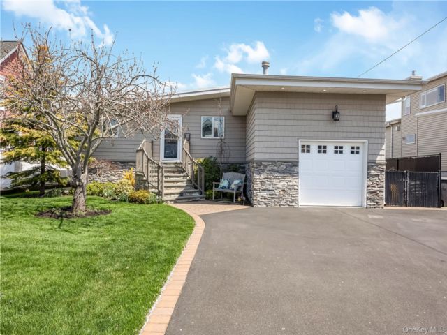  3 BR,  2.00 BTH &nbsp;Ranch style home in Massapequa