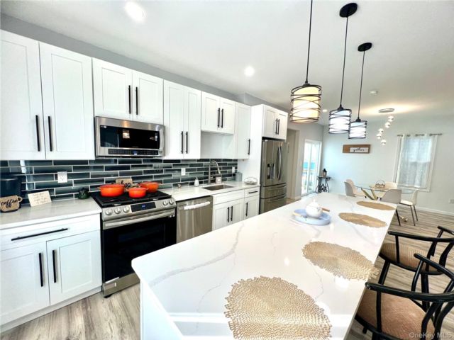  5 BR,  4.00 BTH &nbsp;Colonial style home in Middletown