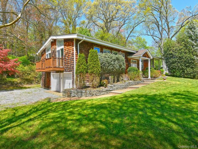  4 BR,  3.00 BTH &nbsp;Exp ranch style home in Centerport