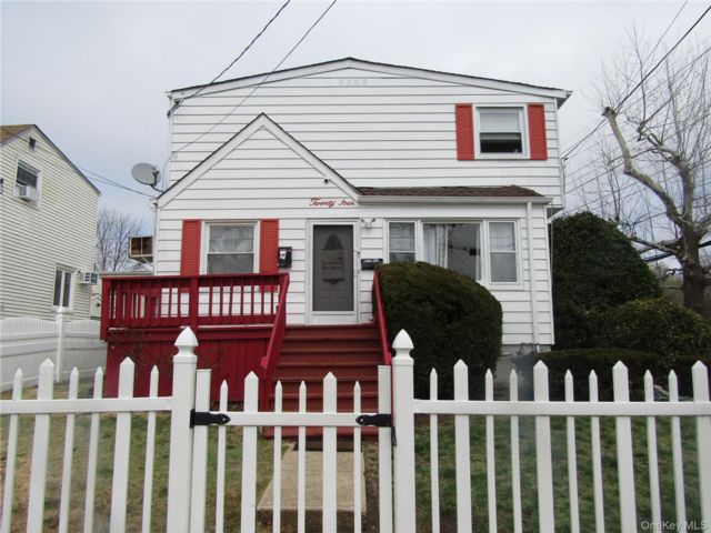  4 BR,  2.00 BTH &nbsp;Exp cape style home in Lynbrook