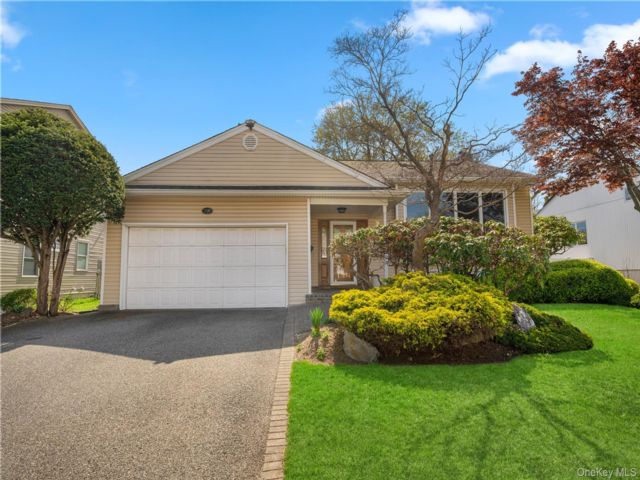  5 BR,  3.00 BTH &nbsp;Hi ranch style home in Plainview