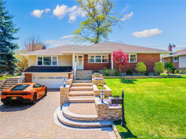  4 BR,  3.00 BTH &nbsp;Raised ranch style home in Searingtown