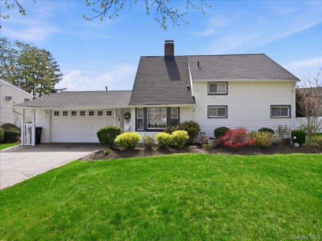  4 BR,  2.00 BTH &nbsp;Exp ranch style home in Wantagh