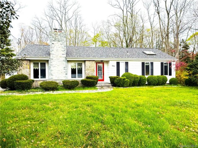  3 BR,  2.00 BTH &nbsp;Ranch style home in Holbrook