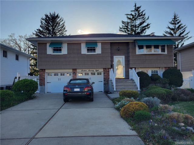  4 BR,  2.00 BTH &nbsp;Hi ranch style home in Merrick