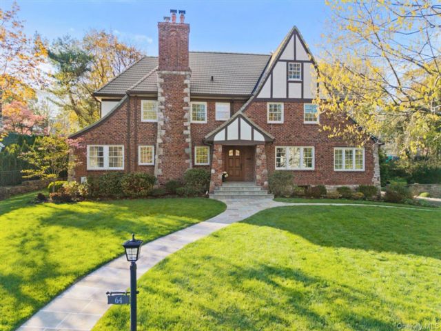  6 BR,  5.00 BTH &nbsp;Colonial style home in New Rochelle