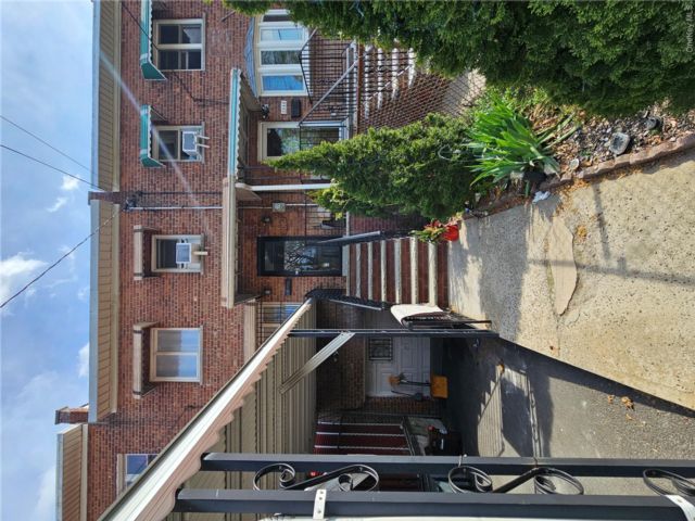  3 BR,  2.00 BTH &nbsp;House style home in Wakefield