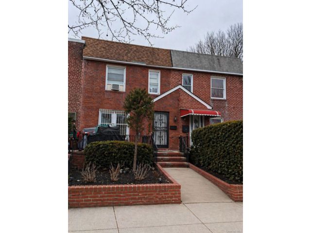  3 BR,  3.00 BTH &nbsp;House style home in Oakland Gardens