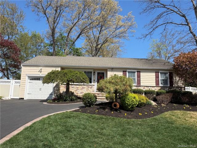  3 BR,  2.00 BTH &nbsp;Ranch style home in Kings Park