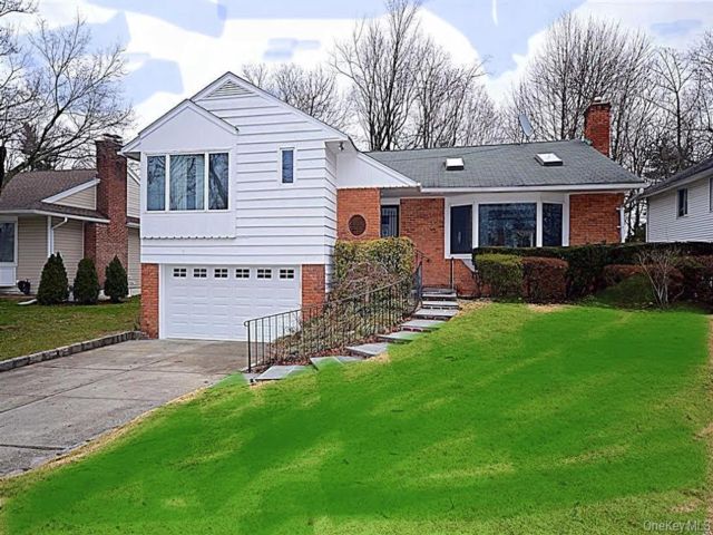  3 BR,  3.00 BTH &nbsp;Split ranch style home in Great Neck