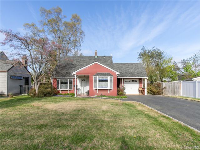  3 BR,  1.00 BTH &nbsp;Exp cape style home in Levittown