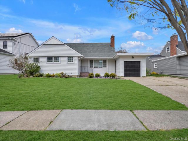  4 BR,  3.00 BTH &nbsp;Exp ranch style home in East Rockaway