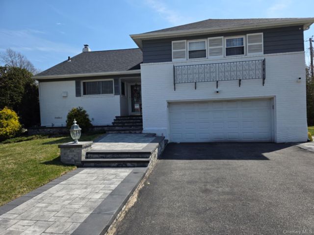  3 BR,  3.00 BTH &nbsp;Split level style home in Westbury