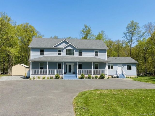  8 BR,  5.00 BTH &nbsp;Colonial style home in Wallkill