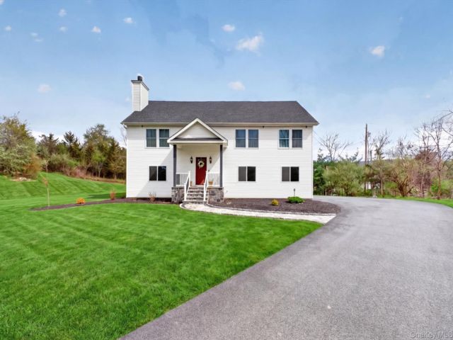  3 BR,  3.00 BTH &nbsp;Contemporary style home in Poughquag