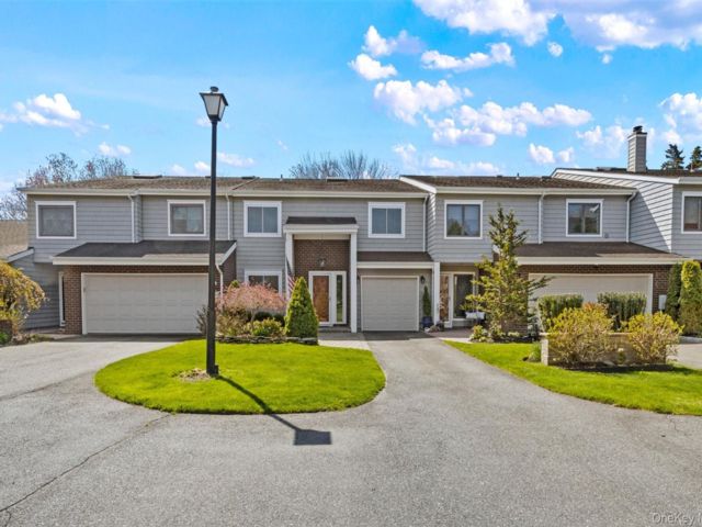  3 BR,  3.00 BTH &nbsp;Condo style home in Bay Shore