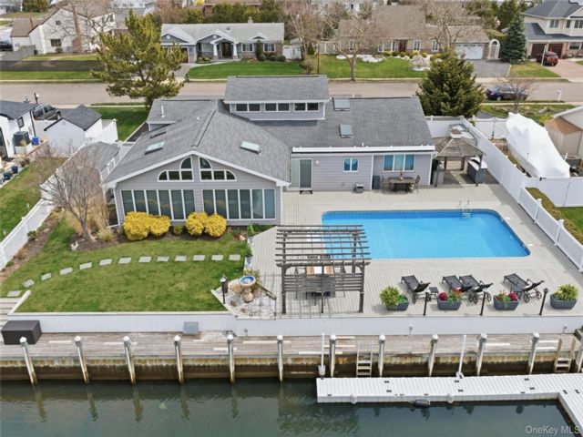  3 BR,  2.00 BTH &nbsp;Exp ranch style home in Copiague