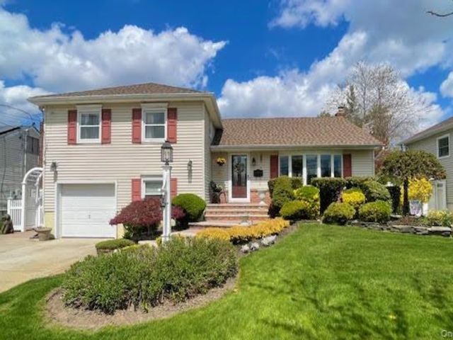  4 BR,  3.00 BTH &nbsp;Split level style home in Massapequa Park