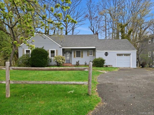  3 BR,  3.00 BTH &nbsp;Cape cod style home in Wantagh
