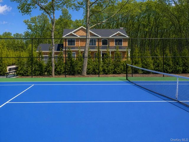 6 BR,  7.00 BTH &nbsp;Traditional style home in Southampton