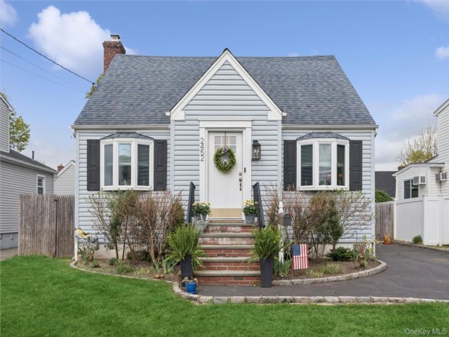  3 BR,  2.00 BTH &nbsp;Cape cod style home in Wantagh