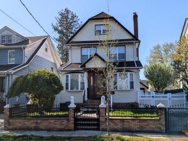  3 BR,  3.00 BTH &nbsp;Colonial style home in Queens Village