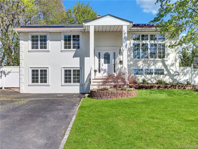  5 BR,  2.00 BTH &nbsp;Hi ranch style home in Kings Park