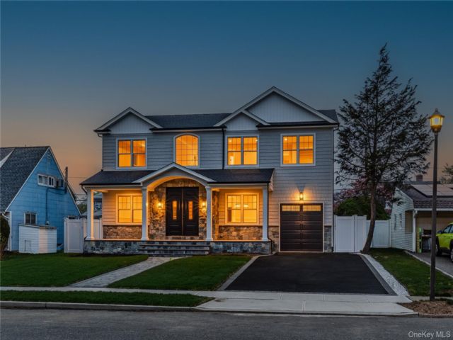  5 BR,  4.00 BTH &nbsp;Colonial style home in Westbury