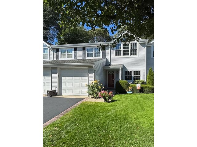  3 BR,  3.00 BTH &nbsp;Condo style home in Kings Park