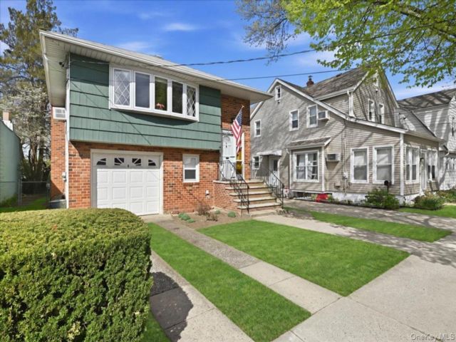  3 BR,  2.00 BTH &nbsp;Hi ranch style home in Floral Park