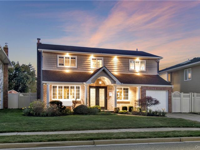  4 BR,  3.00 BTH &nbsp;Colonial style home in Merrick