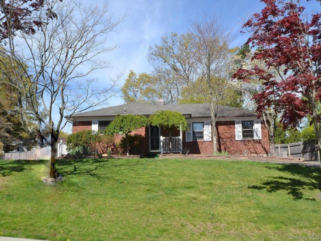  3 BR,  2.00 BTH &nbsp;Ranch style home in Smithtown