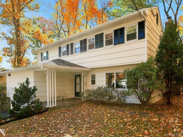  3 BR,  3.00 BTH &nbsp;Colonial style home in White Plains