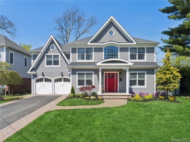  4 BR,  4.00 BTH &nbsp;Colonial style home in Merrick