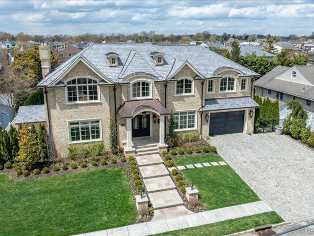  5 BR,  5.00 BTH &nbsp;Colonial style home in Massapequa Park