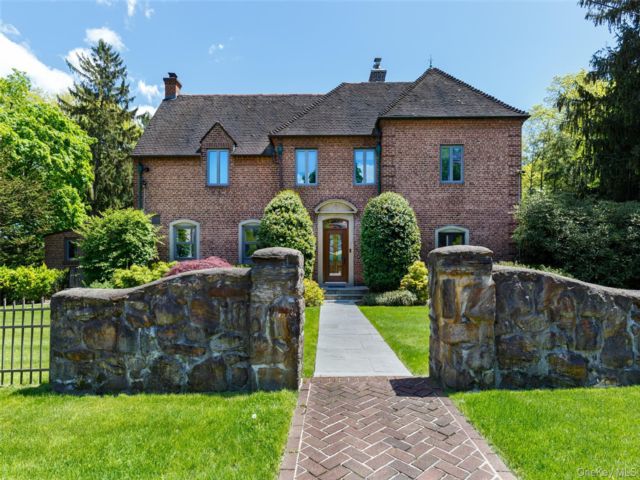  4 BR,  4.00 BTH &nbsp;Tudor style home in Pelham