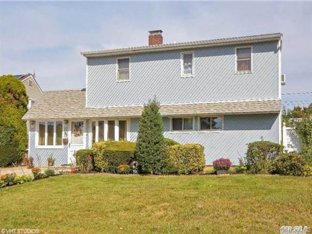  5 BR,  2.00 BTH &nbsp;Colonial style home in Hicksville