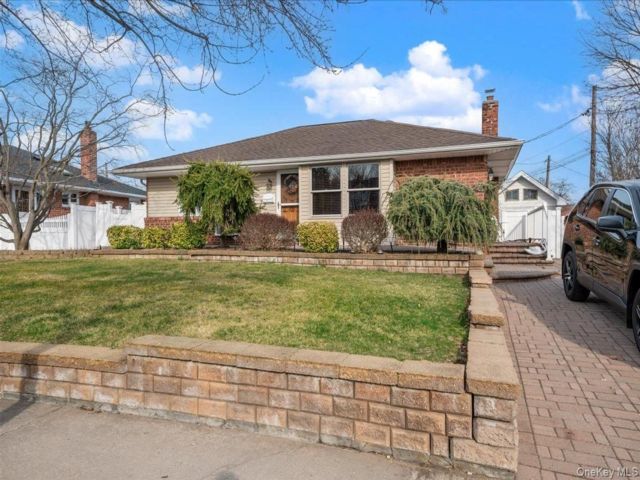  2 BR,  3.00 BTH &nbsp;Ranch style home in Levittown