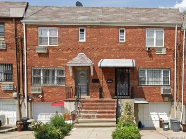  3 BR,  2.00 BTH &nbsp;Colonial style home in Maspeth