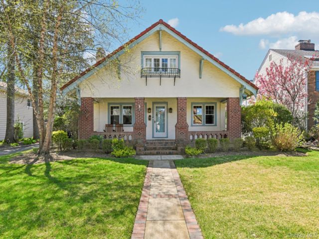  4 BR,  3.00 BTH &nbsp;Cottage style home in Rockville Centre