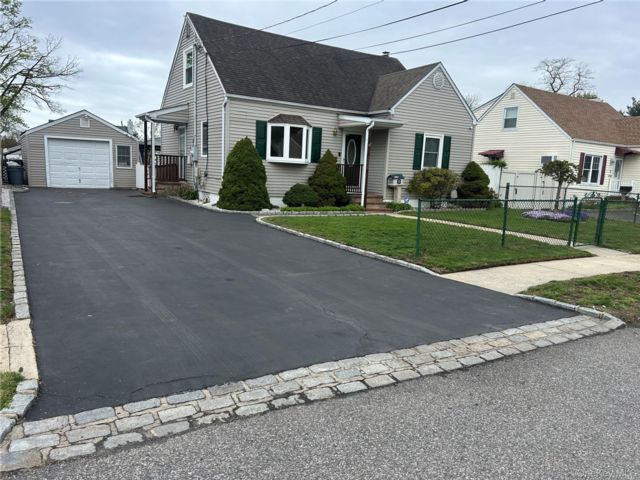  4 BR,  3.00 BTH &nbsp;Cape cod style home in Lindenhurst