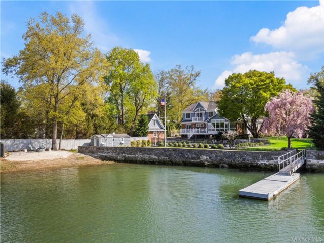  4 BR,  6.00 BTH &nbsp;Colonial style home in Mamaroneck