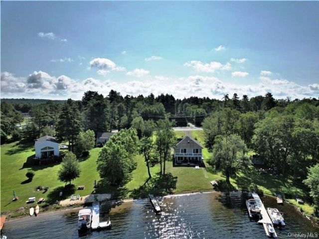  8 BR,  4.00 BTH &nbsp;Contemporary style home in White Lake