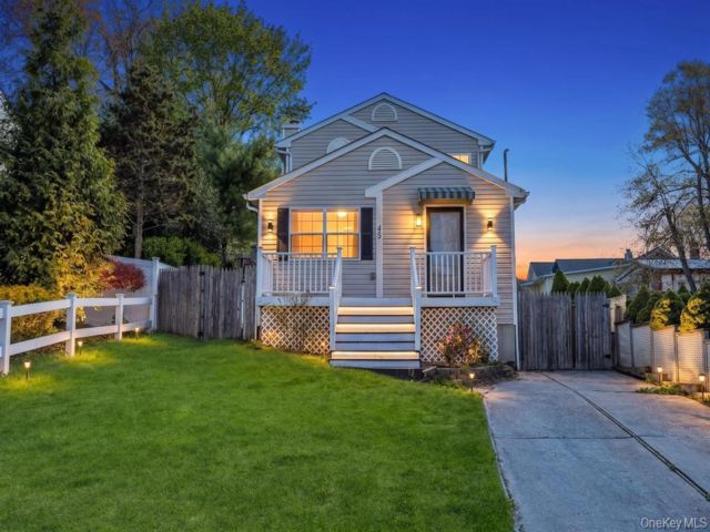  3 BR,  2.00 BTH &nbsp;Colonial style home in Rocky Point