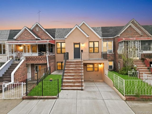  6 BR,  4.00 BTH &nbsp;House style home in Canarsie