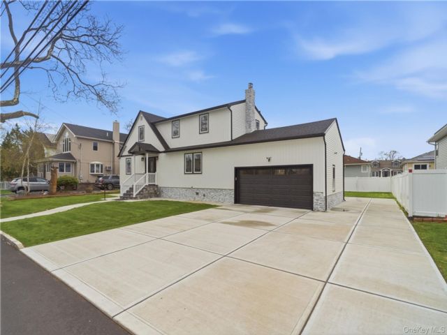  5 BR,  3.00 BTH &nbsp;Colonial style home in Lindenhurst