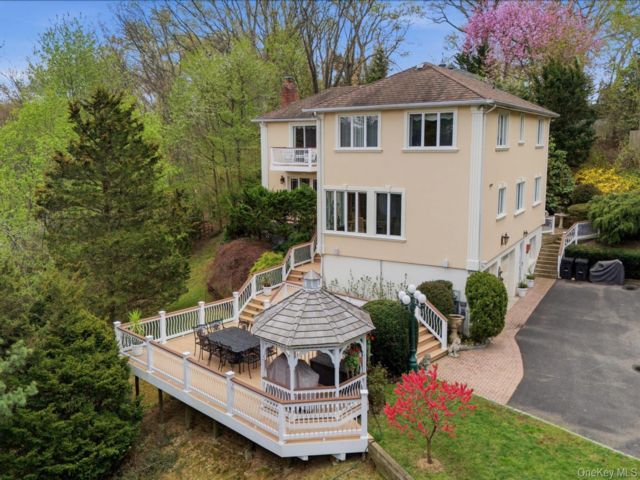  5 BR,  4.00 BTH &nbsp;Mediterranean style home in East Norwich