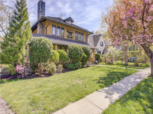  4 BR,  2.00 BTH &nbsp;Colonial style home in Larchmont